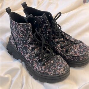 Skechers Dual Lite lug sole boots flowers women’s 8